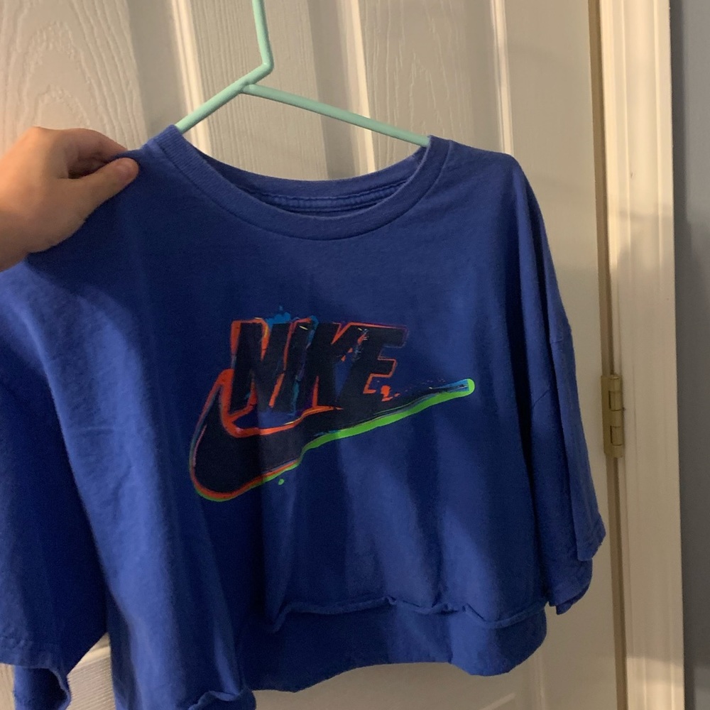 Super cropped Nike shirt.